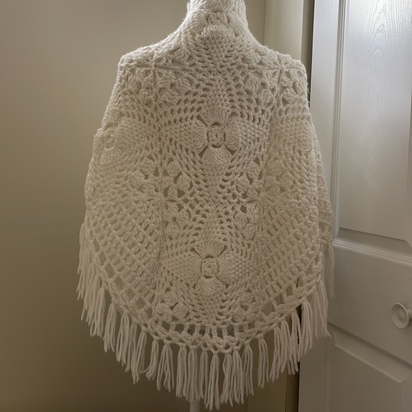 Boho crocheted fringed cape - Picture 6 of 8
